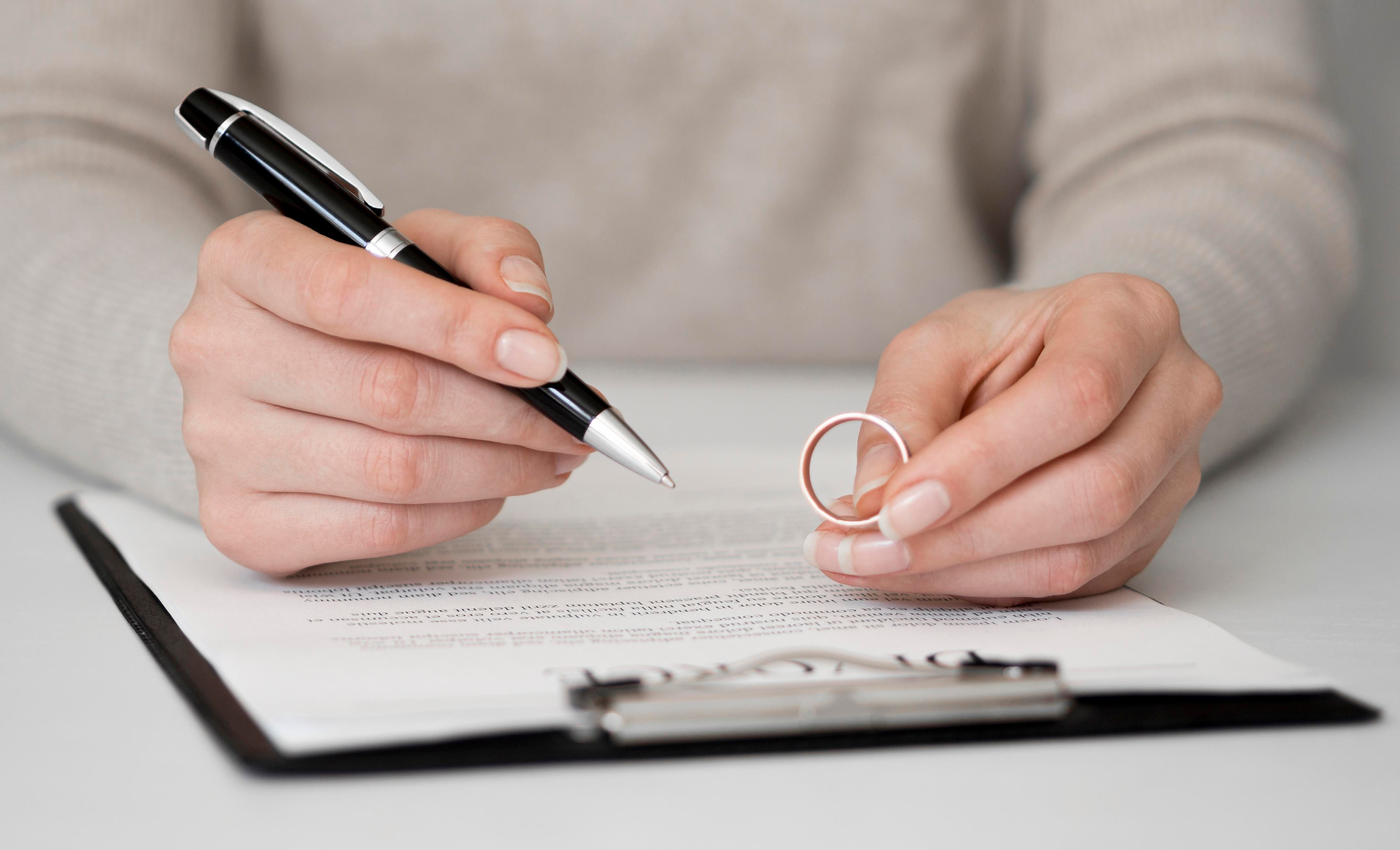 woman-signing-divorce-contract.jpg